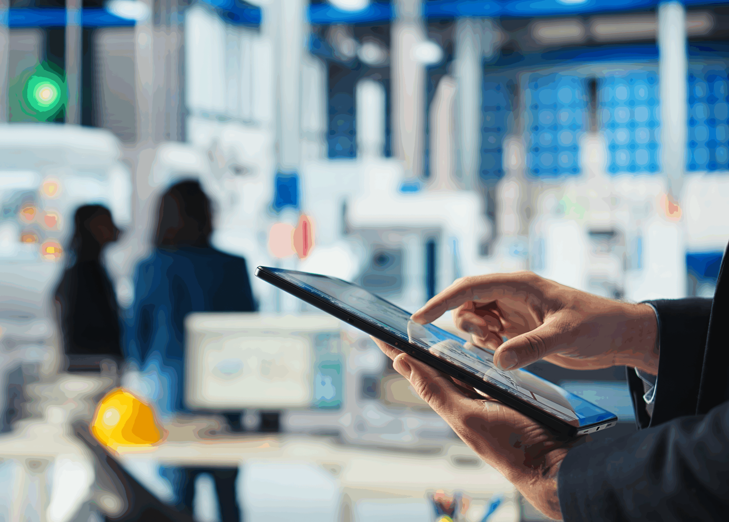 un-operaio-di-una-fabbrica-fotovoltaica-utilizza-un-software-di-tracciamento-su-tablet-per-diagnosticare-il-sistema